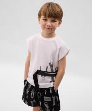 Майка для мальчика с асимметричным принтом белая  (98) Gulliver