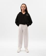 Джинсы для девочки силуэта Mom fit белые с контрастным поясом Gulliver