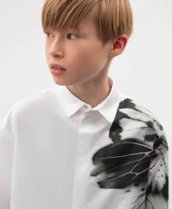 Рубашка с длинным рукавом для мальчика прямого кроя белая с асимметричным принтом  (98) Gulliver