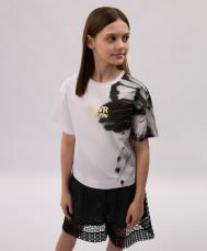 Футболка для девочки с крупным асимметричным принтом белая  (110) Gulliver