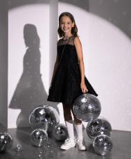 Платье для девочки приталенное из фактурного текстиля и сетки черное Gulliver