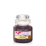 Ароматическая свеча Berry Mochi 104 YANKEE CANDLE