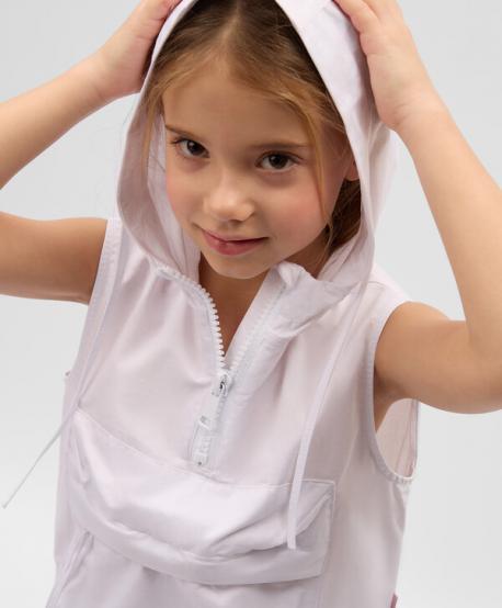 Жилет текстильный для девочки с капюшоном белый  (128) Gulliver