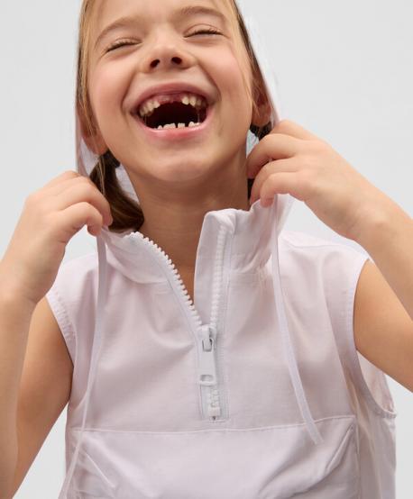 Жилет текстильный для девочки с капюшоном белый  (128) Gulliver