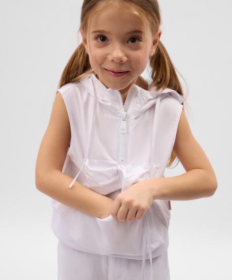 Жилет текстильный для девочки с капюшоном белый  (128) Gulliver