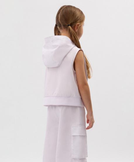 Жилет текстильный для девочки с капюшоном белый  (128) Gulliver