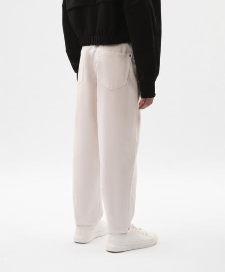Джинсы для девочки силуэта Mom fit белые с контрастным поясом  (158) Gulliver