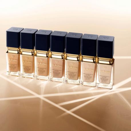 Тональный флюид для естественного сияния кожи Radiant Fluid Foundation Natural CLÉ DE PEAU BEAUTÉ