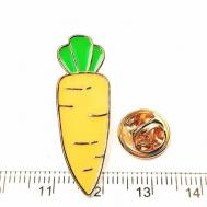 Брошь Брошь-значок металлическая Морковка оранжевая и зеленая эмаль TOV-0400 основа золотого цвета с клипсой 32х11 мм, цена за 1 шт. Поделки.рф
