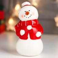 Сувенир Снеговик в красной куртке, шапке и шарфе (8х8х14 см) Сима-ленд